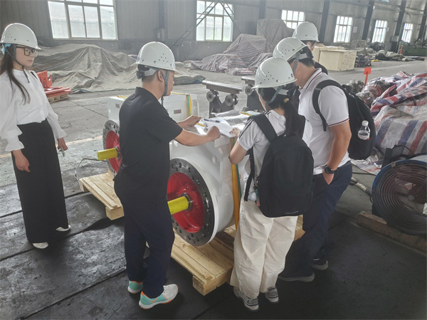 驗(yàn)收配套電機(jī)和減速機(jī)